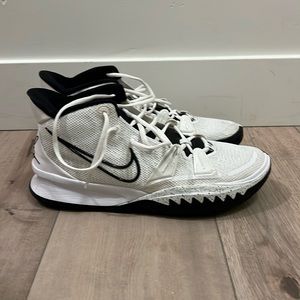 Kyrie Irving Basketball Shoes 11.5, Like New!